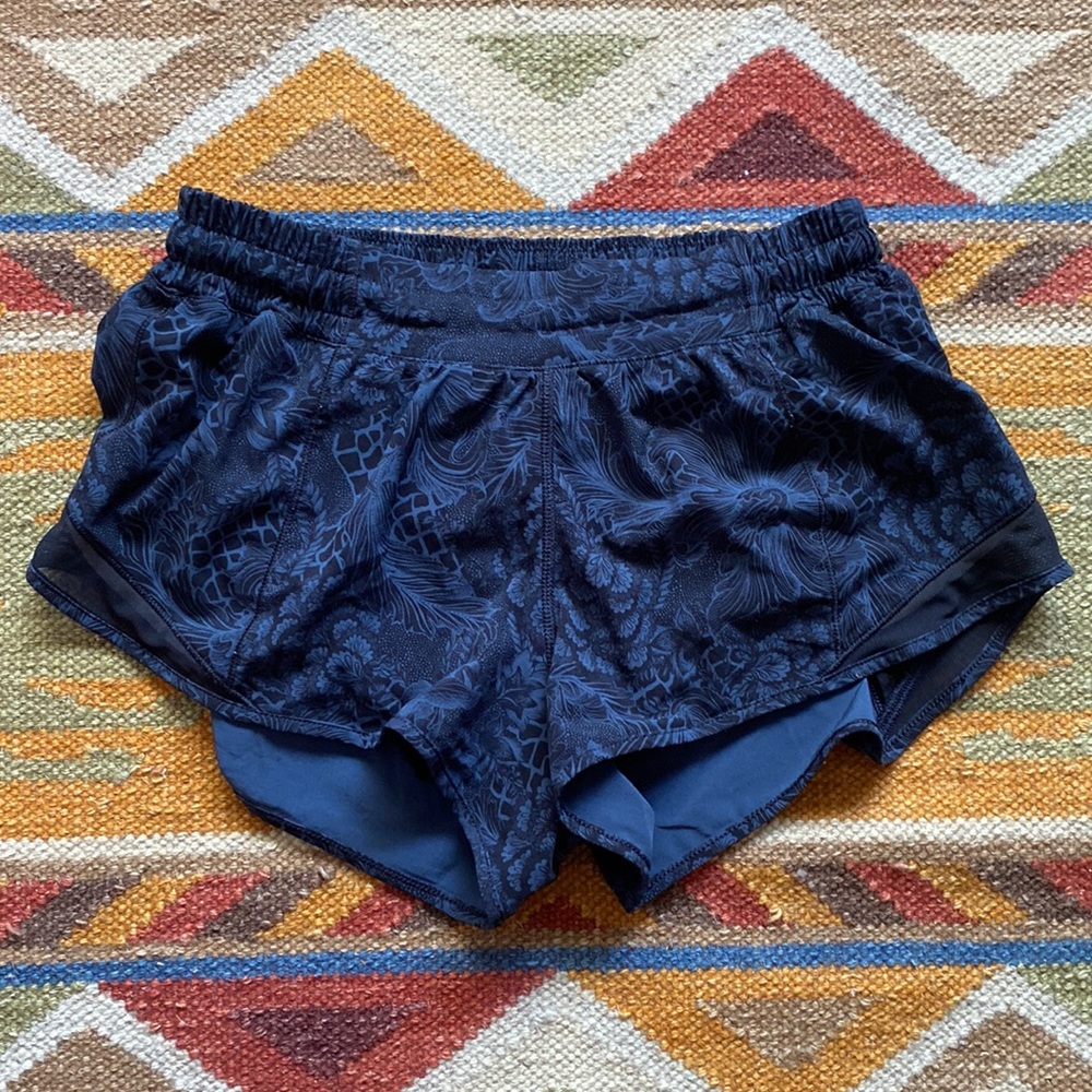 Lululemon Black Shorts With Pattern - image 4